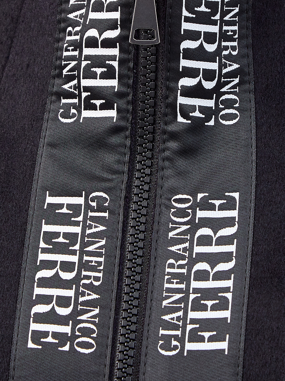 Объемное пальто из шерстяного габардина с жаккардовой отделкой GIANFRANCO FERRE, цвет черный, размер 40;44 - фото 3